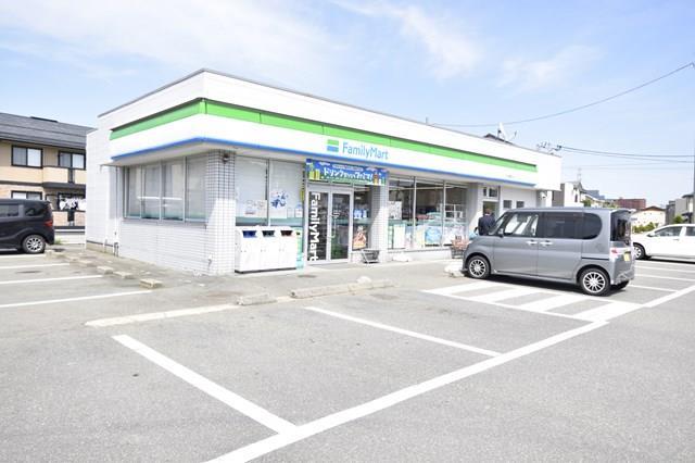 コンビニ　ファミリーマート秋田勝平店（コンビニ）まで350m