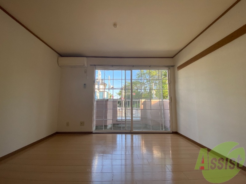 居室・リビング　リビングはこんな感じです。窓が大きくて良く陽が入ってきます。