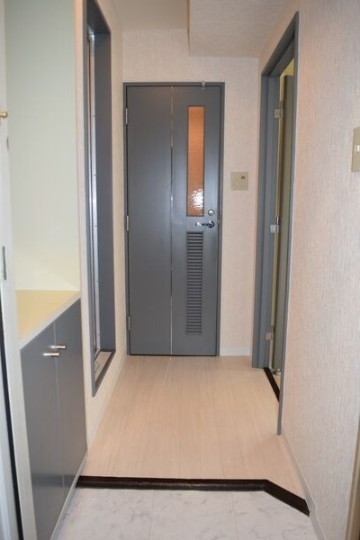 玄関　※写真は別号室です。