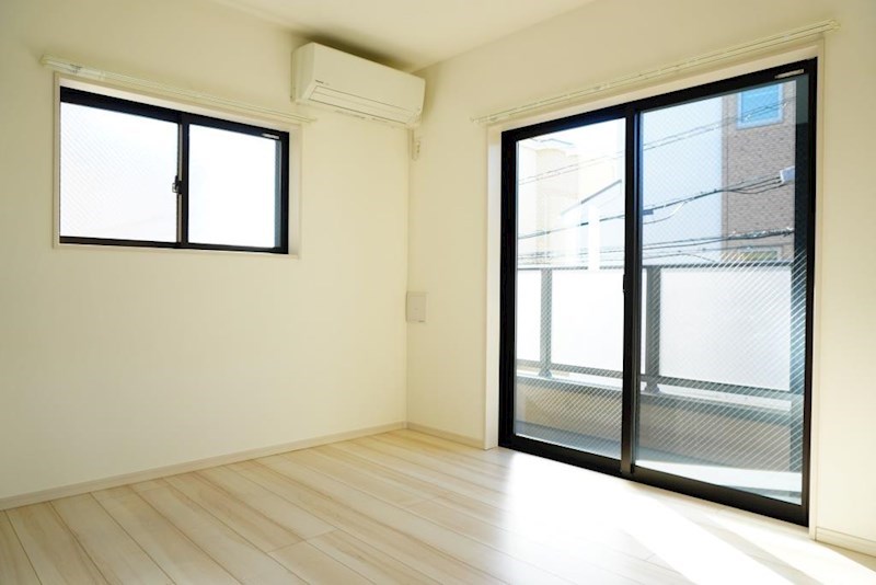 居室・リビング　2面採光の洋室