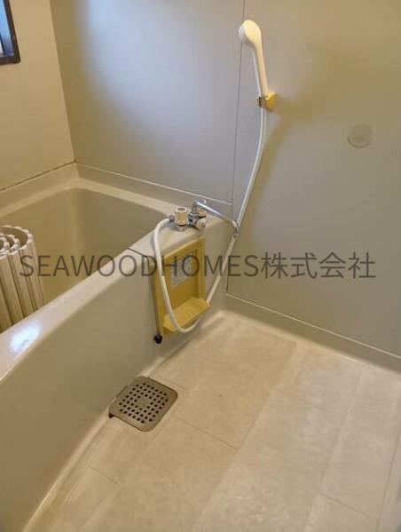 バス・シャワールーム　白基調の清潔感のあるお風呂です☆