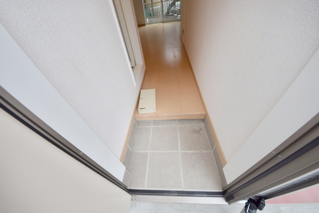 玄関　※別部屋の写真になります。