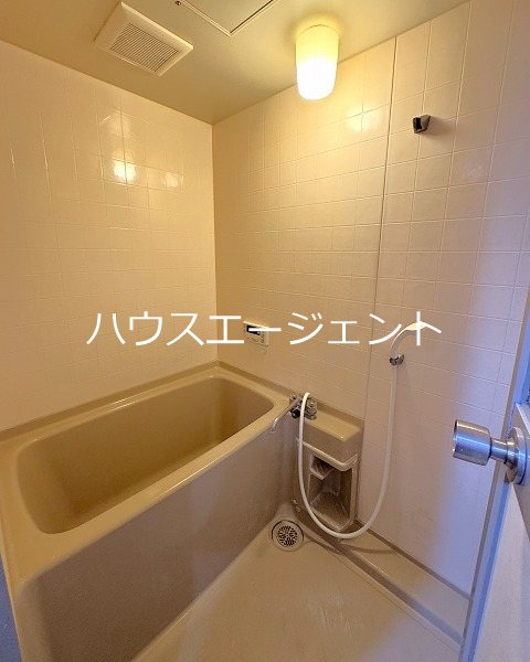 バス・シャワールーム　広めの浴室です。追い焚きできます。