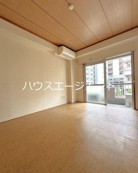 その他部屋・スペース　バルコニーに面した6帖の洋室。