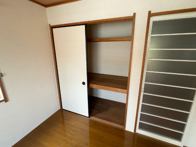 収納　上下に分けて荷物をすっきり収納できます。