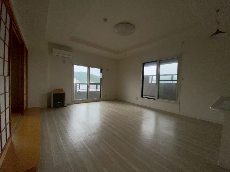 居室・リビング　木目のフローリングは落ち着きのある印象のお部屋になりますね。
