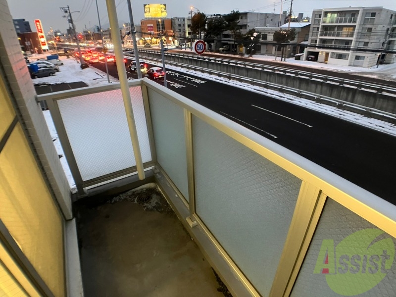 バルコニー　大きな窓がありますので風通しが良さそう。