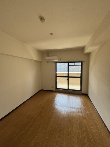 居室・リビング　※写真は同じマンションの違う部屋のもの(反転タイプ)
