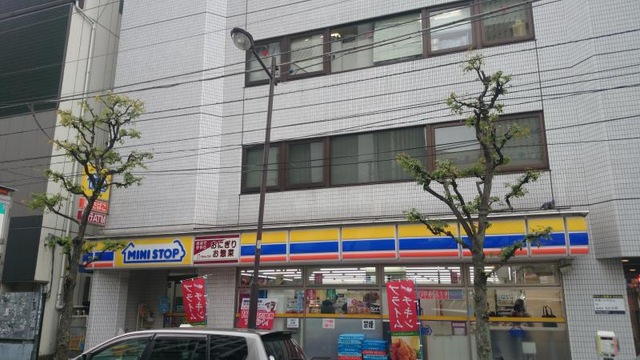 コンビニ　ミニストップ神田神保町1丁目店（コンビニ）まで243m
