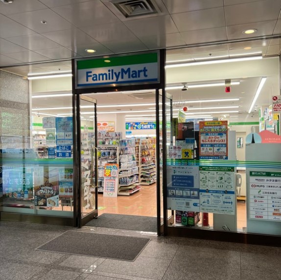 コンビニ　ファミリーマート 御殿山トラストタワー店（コンビニ）まで425m