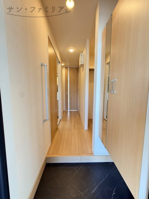 玄関　同一物件別部屋写真