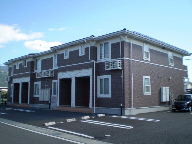 建物外観　建物玄関側（北面）を北西方向より撮影