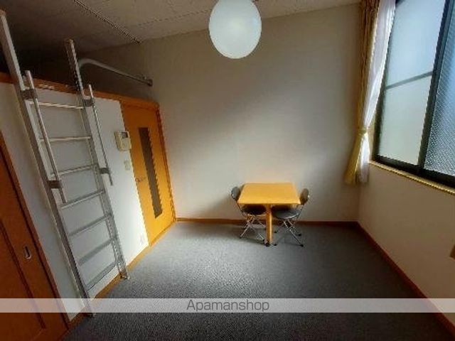 レオパレスけやきの居間写真