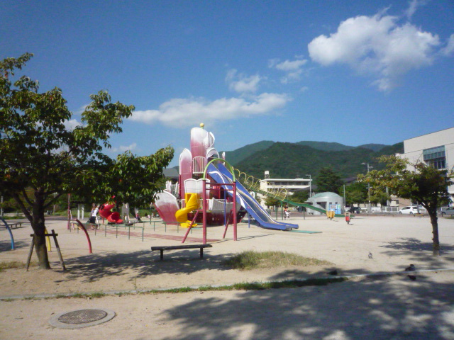 【呉市広駅前のマンションの公園】