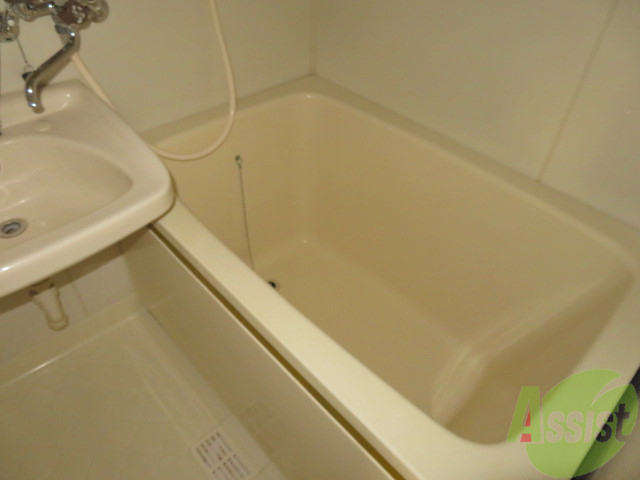 バス・シャワールーム　こちらはお風呂。一日の疲れをここで癒してください。