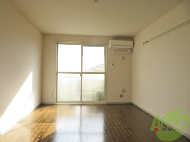 居室・リビング　リビングはこんな感じです窓が大きくて良く陽が入ってきますね。