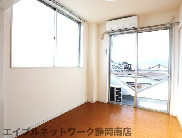 居室・リビング　明るい洋室です