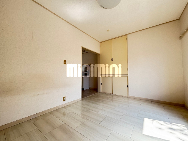 居室・リビング　明るい雰囲気の居室です。（モデルルームの写真です）