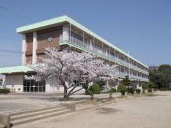 小学校　津市立立成小学校（小学校）まで1092m