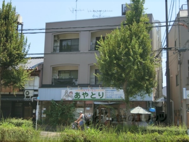 京都市北区衣笠天神森町のマンションの建物外観