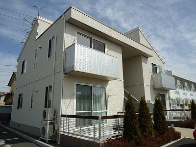 【安曇野市豊科のアパートの建物外観】