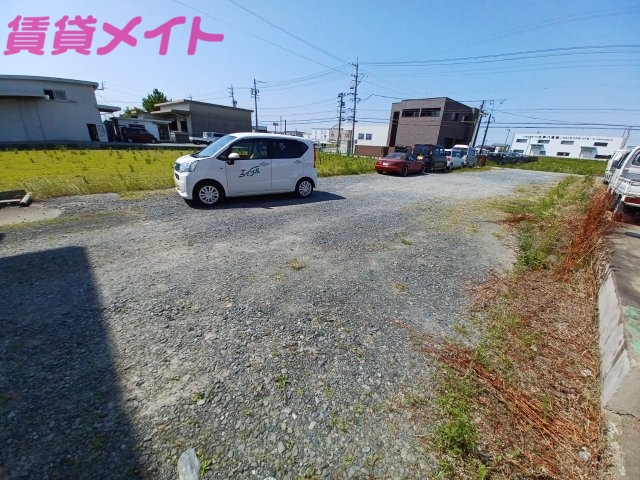 【伊勢市村松町のアパートの駐車場】