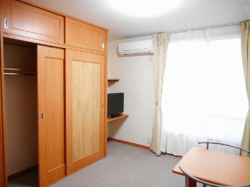 居室・リビング　カーテンやテーブル、テレビも備え付けです