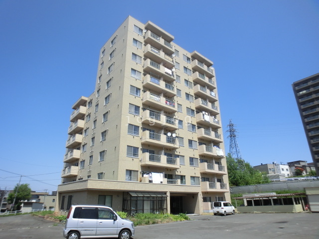 札幌市豊平区平岸三条のマンションの建物外観