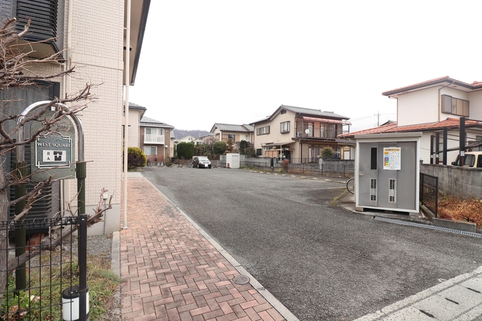 【甲斐市中下条のアパートの駐車場】