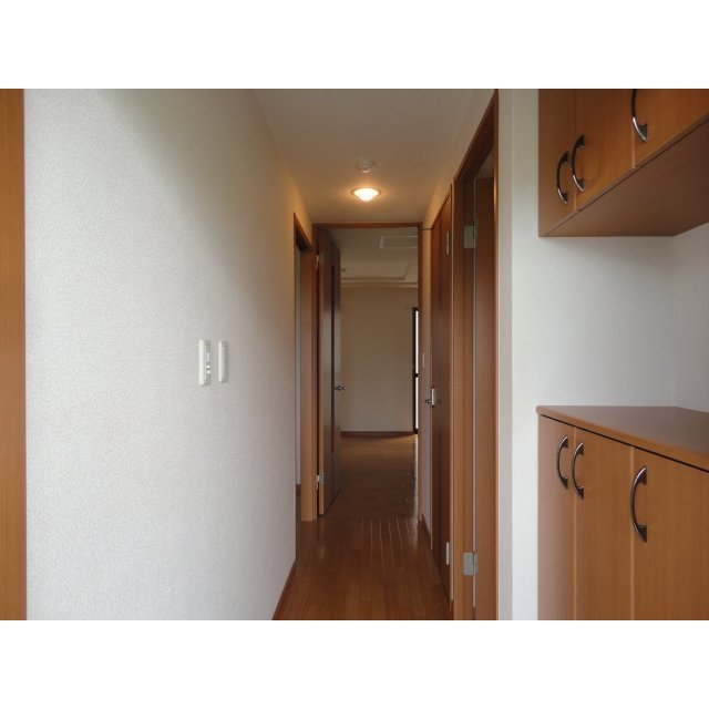 玄関　上下に収納のある下駄箱付き♪