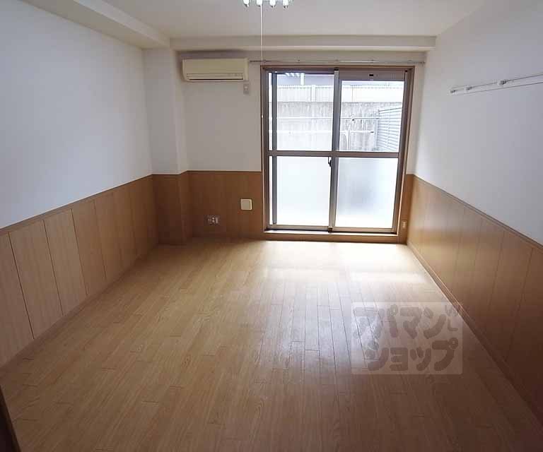 居室・リビング　腰板でメリハリある室内。