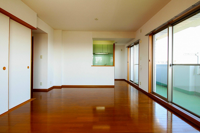 居室・リビング　キッチンカウンターのある南向きで陽当り良好の明るいリビング