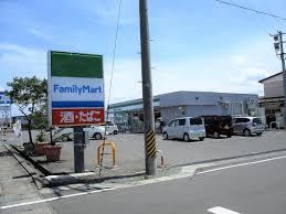 コンビニ　ファミリーマート角田幸町店（コンビニ）まで828m