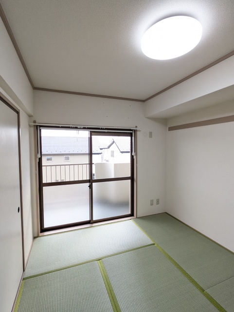 その他部屋・スペース　★ふすまを開けるとリビングと繋がりある空間に★※清掃前の写真