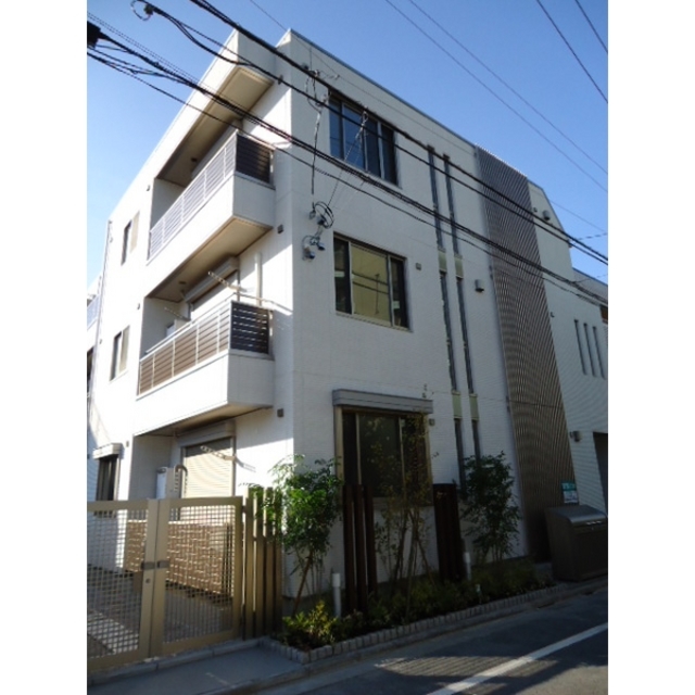 建物外観　３階建ての賃貸マンション