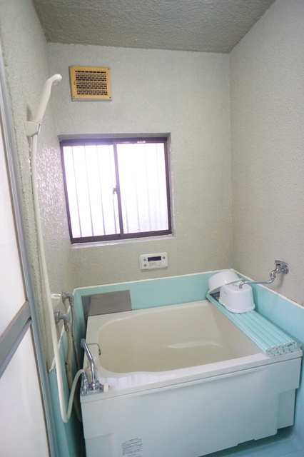 バス・シャワールーム　窓付きのバスルーム♪換気もできて気持ちいいですね♪