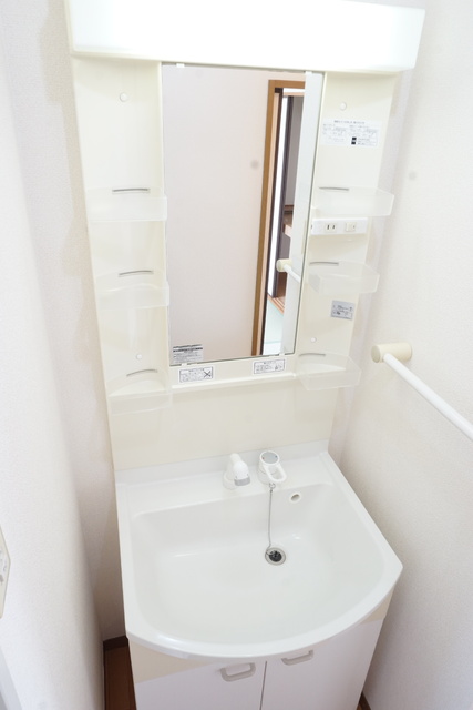 洗面設備　◆身支度に便利なシャワー付き洗面化粧台◆