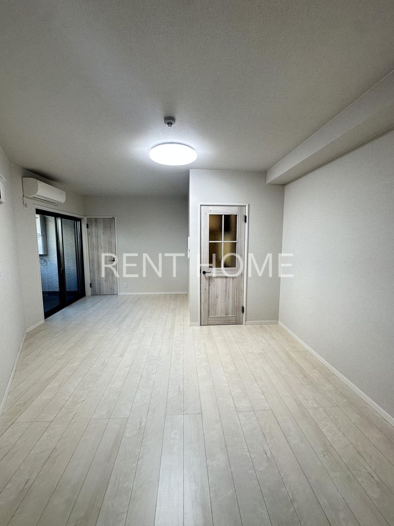 居室・リビング　お洒落な内装です。しかも広めです。