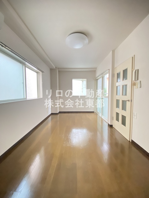 居室・リビング　３面採光なので、暖かな日差しが注ぐ明るいお部屋です♪