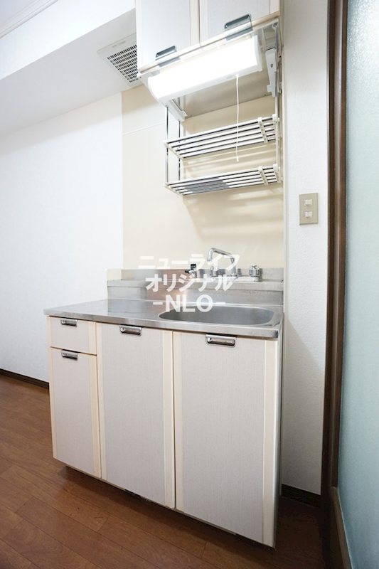 キッチン　キッチンは収納付なので、調理器具など必要な物を収納できます