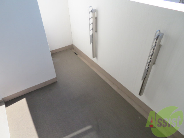 バルコニー　広々したバルコニーがあるのでいいですね。洗濯物も干せますよ。