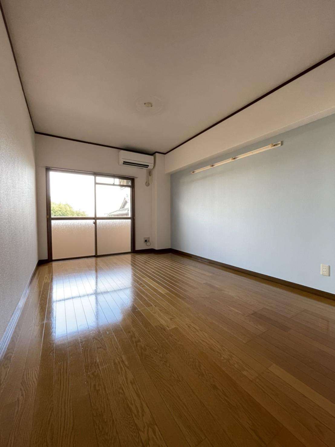 居室・リビング　7.5畳の洋室※室内写真は他居室からの参考写真です