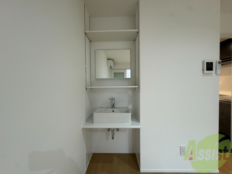 洗面設備　洗面台はシンプルなつくりで手入れがしやすそうですね。