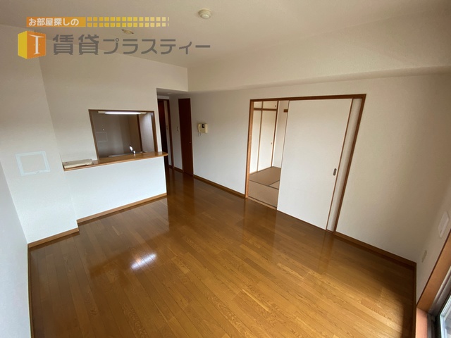 居室・リビング　料理も会話も楽しめるカウンターキッチン