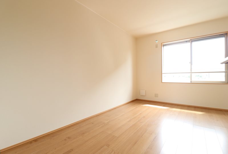 居室・リビング　（イメージ）大きな窓が特徴な室内、床は遮音性能に拘った5重構