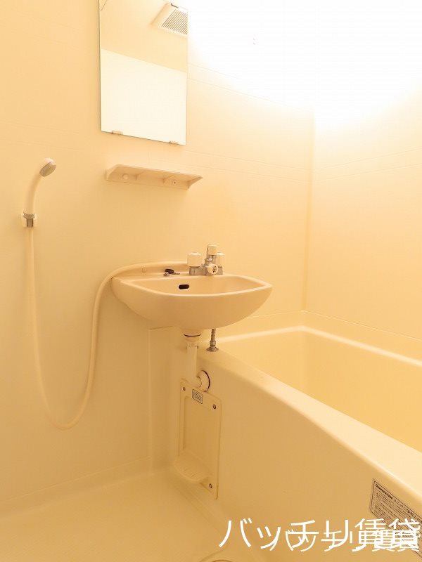 バス・シャワールーム　同型タイプの為、現状を優先いたします。