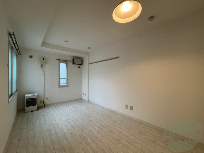 居室・リビング　フローリングと壁のカラーが明るい雰囲気ですね！