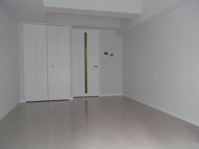 居室・リビング　バルコニー側から室内を見て