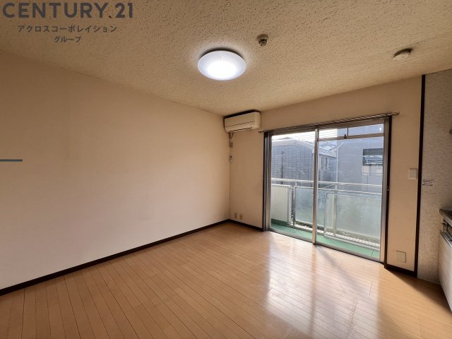 居室・リビング　床が明るい色合いで綺麗です♪