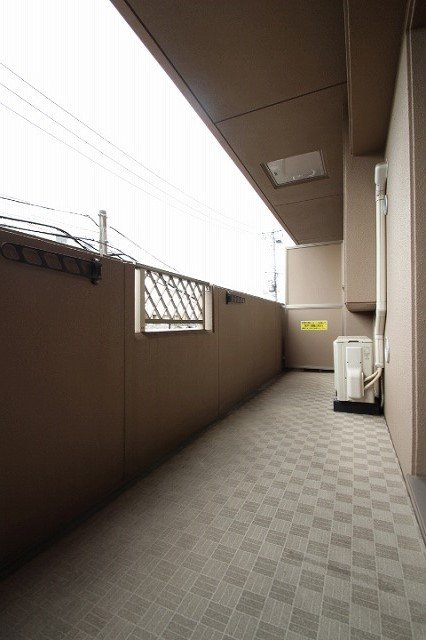 バルコニー　同物件別号室の写真です。